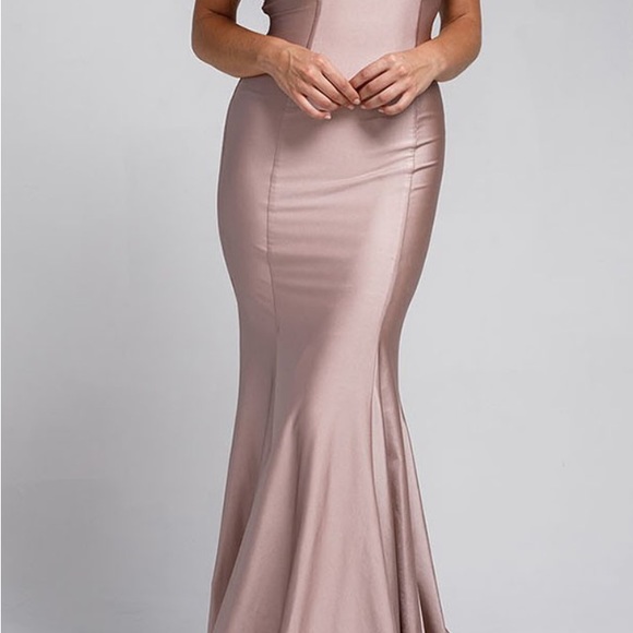 Off shoulder gown - Picture 4 of 4